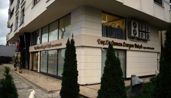 Yunanistan'dan gelen hastanın beyninden 8 santimetrelik tümör çıkarıldı